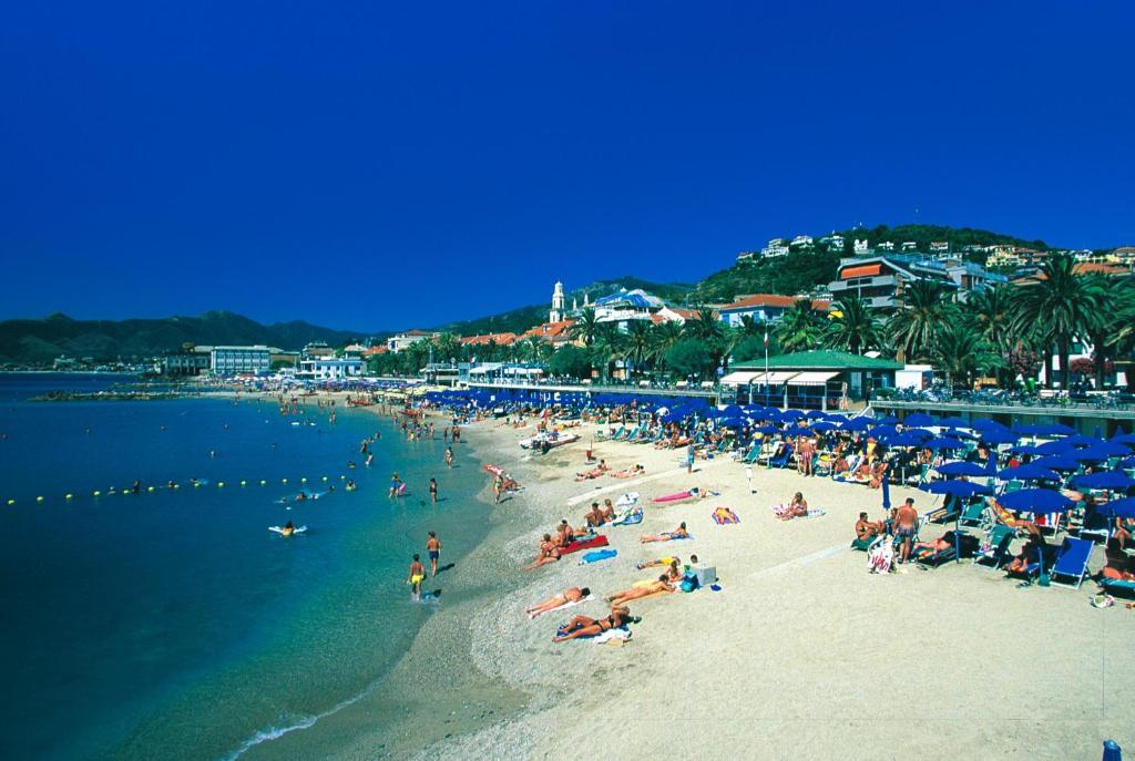 Residence Bellevue Apartments Pietra Ligure Exteriör bild